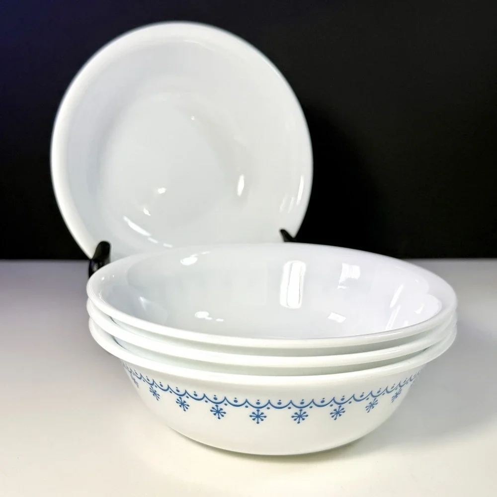 Vintage Corelle Snowflake Blue Garland Coupe Cereal Soup Bowls 6.25